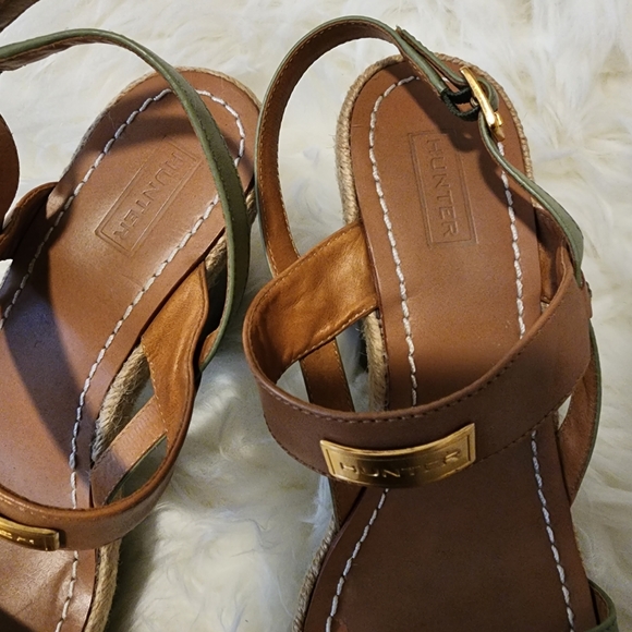 Hunter Gonave Wood Heel Sandals - Picture 15 of 16